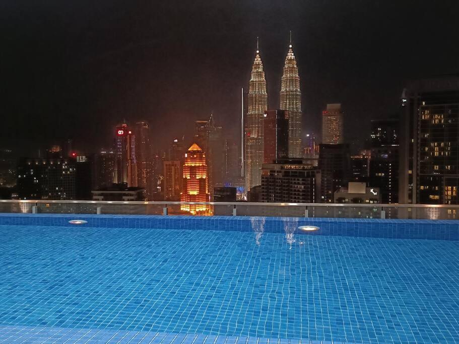 Col 108b Modern Klcc Balcony View & Infinity Pool *