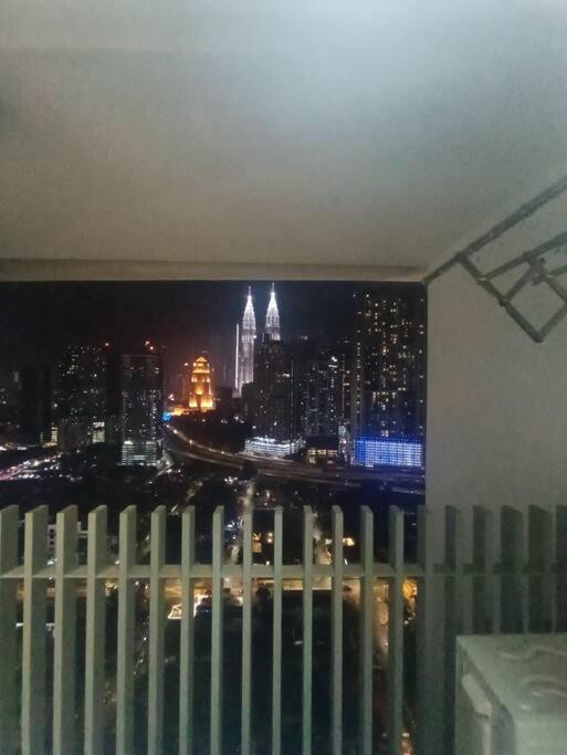 Col 108b Modern Klcc Balcony View & Infinity Pool * Kuala Lumpur
